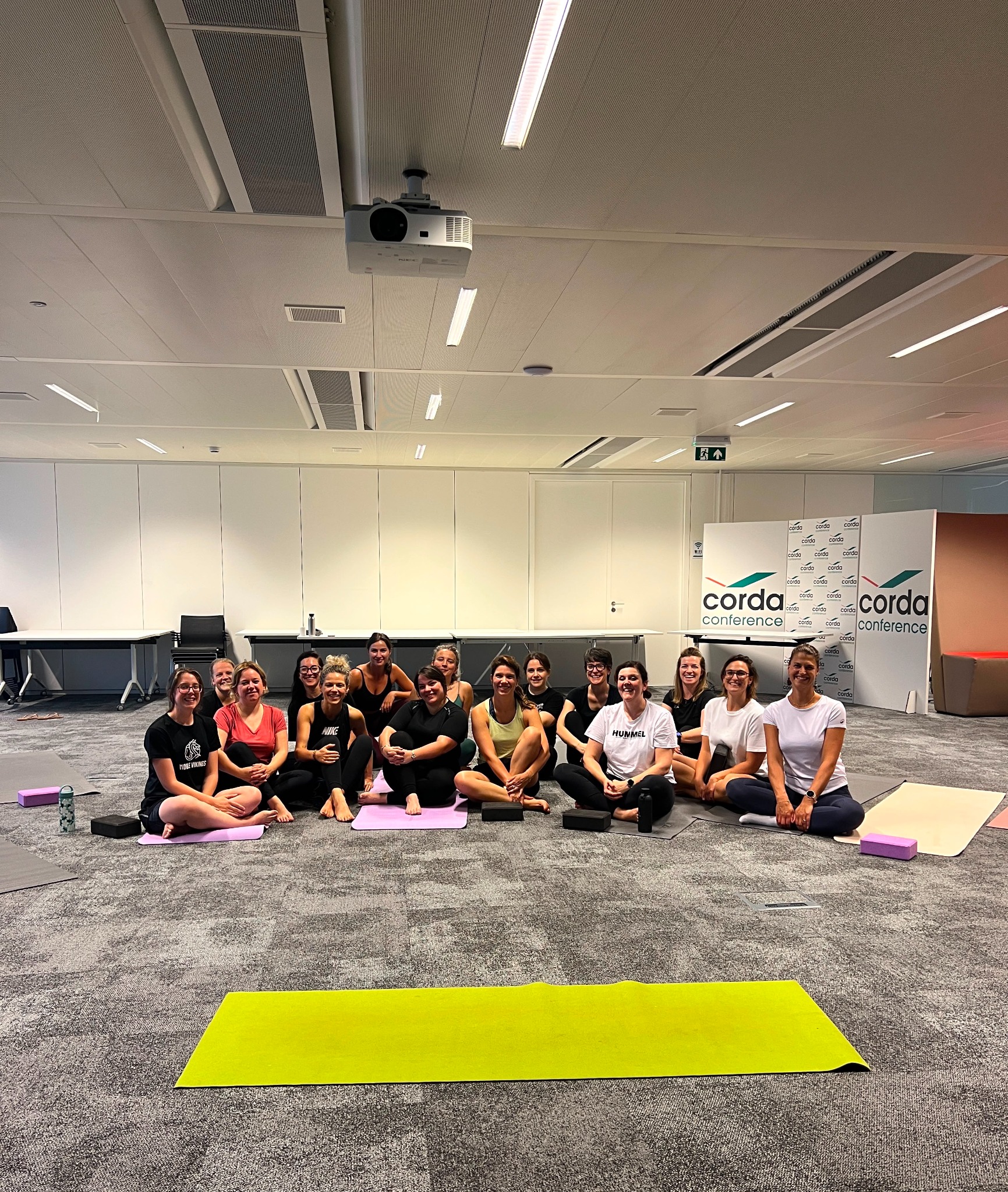 Team na een yogasessie op kantoor