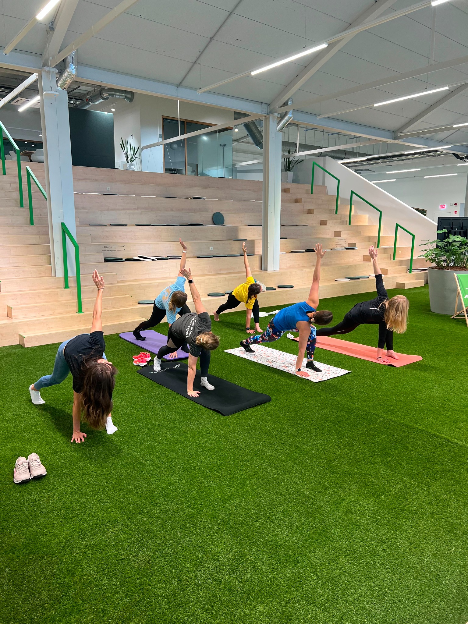 Collega’s doen samen yoga op de werkvloer